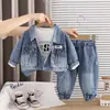 Traje Masculino Primavera e Outono 2026 Novo Estilo Bebê Estiloso Roupas de Outono Estilo Coreano Jeans Manga Longa Conjunto de Três Peças Tendência Atacado