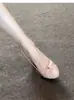 Primeiro Encontro Temporada Nude Plissado Bico Redondo Fivela de Metal Salto Fino Salto Alto Sandálias Fechadas com Tira Femininas