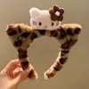 Faixa de Cabeça de Pelúcia com Desenho de Gato Kt Estampada de Leopardo Doce e Fofa para Mulheres Outono e Inverno Lavagem de Rosto Impermeável Antiderrapante Faixa de Cabeça Popular Novo Estilo