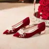 Sapatos de casamento bordô com design floral para mulheres, salto baixo 3CM, sapatos de noiva estilo chinês Xiuhe, confortáveis para os pés