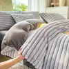 Conjunto de Pelúcia de Pelo de Coelho de Quatro Peças para Outono e Inverno, Roupa de Cama Quente, Lençol e Capa de Edredom Espessados de Veludo Leite, Conjunto de Três Peças de Pelo de Coelho