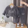 Conjunto de forro polar para niños otoño e invierno 2026 nuevo elegante conjunto de invierno de dos piezas engrosado con capucha y letras para bebés niños