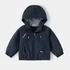 Chaqueta softshell para niños, colección otoño 2026, prenda exterior ligera con capucha, chaqueta casual con cremallera y estampado de letras para niños