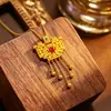 Tienda de Oro Mismo Estilo Colgante Chapado en Oro con Flor de Rubí Borla de Hilo Cadena para Suéter para Mujer, Nueva Joyería con Forma de Candado Estilo Palacio