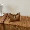 Bolso de axila para mujer 2026 nueva moda de otoño, bolso de hombro versátil con un toque de alta gama para el trabajo y los desplazamientos, bolso tipo cubo cruzado
