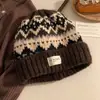 Versátil sombrero de lana para otoño e invierno, moderno sombrero Lei Feng, gorro de punto, elegante y cálido, versión coreana, protege las orejas, favorece el rostro