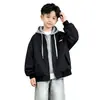 Chaqueta con capucha de dos piezas de imitación para niños, primavera y otoño, elegante y genial, nuevo modelo 2026, chaqueta de béisbol estilo coreano para niños mayores, moda urbana de moda para primavera