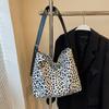 Bolso de ante con estampado de leopardo para mujer, bandolera de hombro de gran capacidad, portátil, para llevar debajo del brazo, otoño de 2025