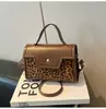 Bolsa de Mão Pequena Estilo Europeu e Americano de Alta Qualidade para Mulheres, Nova Bolsa de Ombro Matte Retrô Outono e Inverno, Bolsa Transversal de Nicho para o Dia a Dia