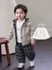 Conjunto de chaqueta con capucha de otoño para niños, camiseta básica versátil, pantalones jogger a cuadros, conjunto elegante de tres piezas para otoño para bebés niños.