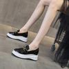 2026 Sapatos Femininos em Estoque para Primavera e Verão, Plataforma com Solado Grosso, Aumentadores de Altura, Malha Respirável, Slip-On, Mocassins Brancos com Salto Alto