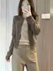 Nuevo Cardigan de Punto Color Block Falso de Dos Piezas Adelgazante para Mujer Tallas Grandes Otoño 2026 con un Toque de Alta Gama