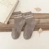 Calcetines para hombre 2021 calcetines horizontales personalizados para hombre calcetines clásicos de dos rayas estilo académico calcetines de algodón transpirables fabricantes al por mayor en stock
