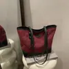 Bolsa de Hombro con Hilo de Bordar de Gran Capacidad Estilo Retro 2025 Nuevo Estilo Empalmado Informal Acolchada Moda para Viajes Diario para Mujer