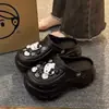 Sapatos Buraco Negro femininos verão 2023 novo estilo celebridade da internet sola grossa aumento de altura bico fechado praia antiderrapante sandálias femininas