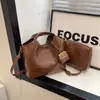 Comercio exterior transfronterizo bolsa pequeña portátil para mujer 2024 nuevo estilo retro europeo y americano bolso bandolera moda bolso cubo al por mayor