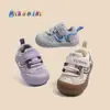 Zapatos de Invierno para Bebés y Niños Pequeños Nuevos Antideslizantes para Niños con Forro de Terciopelo Colores de Moda Bloque de Color Zapatos de Algodón para Niñas de 1 a 3 Años Zapatos Casuales