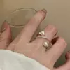 Anillo ajustable con apertura de perla para mujer, nuevo diseño de nicho de lujo ligero, anillo de dedo de alta calidad, anillo de verano 2024