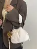 Bolsos esponjosos más vendidos para otoño e invierno para mujer, nuevos bolsos cruzados versátiles 2026, bolsos tipo cubo esponjosos súper modernos de nicho