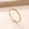 Anel minimalista coreano e japonês com textura de onda ultrafina, anel liso de aço inoxidável com design de nicho banhado a ouro 18K, joia de mão