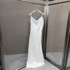 Vestido de satén elegante y adelgazante de verano 2026, nuevo, transfronterizo europeo y americano, vestido largo sexy de alta gama sin tirantes y sin espalda