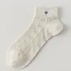 Meias de algodão novas com coração vazado para primavera e verão para mulheres, respiráveis e absorventes de suor, meias curtas casuais versáteis, meias invisíveis de cor sólida sem costura