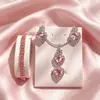 Collar con colgante rosa en forma de corazón que no se decolora para mujer, versátil, joyería de alta gama para mujer, juego de cuatro piezas: collar, aretes, anillo, pulsera