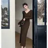 Comercio Exterior Ropa de Mujer Toma Real Estilo Ligeramente Maduro Vestido de Punto Trenzado con Cuello en V para Mujer Aspecto Adelgazante Otoño e Invierno Falda Larga Interior Lana