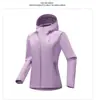 Jaqueta corta-vento softshell feminina para atividades ao ar livre, cintura ajustada, com capuz, respirável, quente, à prova de vento, à prova d'água e resistente ao frio, design moderno