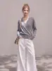Top de punto blanco estilo francés con cuello en V cruzado, un suéter ligero y lujoso para mujer, perfecto como capa interior para otoño e invierno, que irradia un ambiente elegante y sofisticado