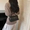 Bolso pequeño retro de alta gama para mujer 2026 nuevo elegante versátil bandolera bolso de mano de color sólido exquisito bolso cuadrado pequeño
