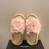 Nuevas sandalias de mujer estilo francés sin cordones, pantuflas de moda florales de suela plana, otoño/invierno 2026, con forro polar añadido