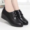 Sapatos de couro femininos para mães, outono 2026, slip-on estilosos com plataforma e salto plataforma para mulheres de meia-idade e idosas