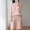 Traje de falda de lana 100% para otoño e invierno para mujer, suéter de cuello en V, falda corta de punto, conjunto rojo de dos piezas a la moda, versátil y elegante
