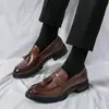 Nuevos Zapatos de Cuero Casual de Negocios Brogue para Hombre, Cómodos y Transpirables Mocasines Slip-On con Borlas para Hombre Serie