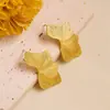 Brincos de titânio e aço com design geométrico irregular de corpo inteiro, pressão de óleo, ouro 18k, nicho de luxo leve, moda feminina, brincos de alta qualidade para atacado