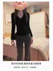Camiseta negra de manga larga con cuello en V para mujer, top ajustado para principios de otoño, camiseta básica, nuevo estilo 2026, ceñida a la cintura, ajustada, tacto de alta gama