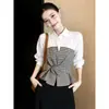 Camisa a Cuadros Falsa de Dos Piezas con Bloques de Color para Mujer, Nuevo Estilo Primavera 2026, Manga Larga, Cuello Campana, Ceñida a la Cintura, Top con Diseño de Corbata
