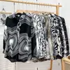 Camisa de Manga Larga con Estampado de Leopardo Suelta Estilo Frío para Mujer Otoño Diseño Elegante Sentido de Diseño Nicho Top en Capas