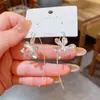 Exquisitos y etéreos aretes de flor de iris de metal, con un diseño único, estilo elegante y atractivo versátil, lo que los convierte en una opción popular entre los influencers