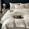 Lujoso y elegante juego de cama de cuatro piezas de algodón de grado A, con un diseño europeo sencillo, colores lisos y adecuado para hoteles.