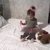 Conjunto de Verano para Niñas 2026 Nuevo Estilo Coreano Chaleco de Encaje Falda Rosa Abullonada Pantalones Grises Acampanados Conjunto de Tres Piezas