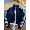 Chamarra sudadera azul marino de tres franjas para hombres y mujeres, estilo corto, limpia para otoño-primavera, cuello alto, chaqueta deportiva de béisbol