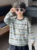 Camiseta de manga longa listrada para meninos Q130, coleção primavera e outono, macia e confortável, estilo novo, casual e com caimento solto, blusa infantil