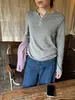 Camiseta de manga larga a rayas estilo coreano con cuello Henry para mujer, fina, holgada, casual, de nicho, primavera, cuello en V
