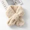 Novo Cachecol Peludo de Inverno Estilo Coreano para Mulheres, Cachecol Cruzado de Pelúcia de Cordeiro Sintético de Cor Lisa, Peça de Roupa Externa Doce e Fashion