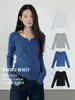 Camiseta Retrô Chique Estilo Coreano com Gola Henley de Manga Longa Feminina Outono Design Moderno Slim Fit Valoriza a Silhueta Camada Base