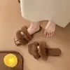 Pantuflas de tira única de nicho para usar al aire libre, pantuflas de pelo de felpa para mujer, suela plana, hebilla de metal, Nuevo Estilo Otoño 2026, punta cuadrada, versátiles, no