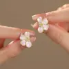 Brincos de Flor em Esmalte Rosa com Agulhas de Prata, Brincos Únicos Estilo Popular Novo 2026 para Mulheres, Brincos de Alto Padrão Luxo Leve Temperamento