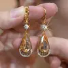 Brincos de gota vintage cor de chá de luxo leve para mulheres, brincos de alta qualidade cravejados de diamantes que realçam a elegância, estilo longo que faz o rosto parecer mais fino, acessórios de fecho de orelha
